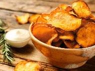 Рецепта Домашен чипс от сладки картофи пържен във фритюрник